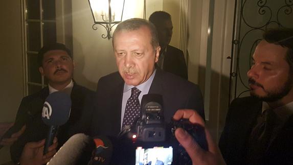 Erdogan envía un mensaje de móvil a los turcos pidiendo que defiendan la democracia