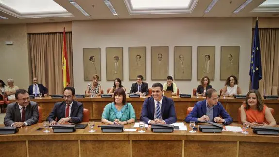 Sánchez reclama a Rajoy un gobierno «no continuista» y con otras políticas