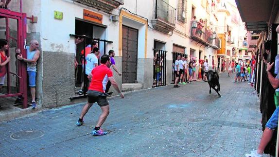 Muere una mujer corneada por una vaquilla en los encierros de Moratalla