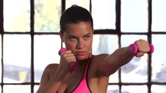 El entrenamiento basado en el boxeo con el que Adriana Lima está en forma