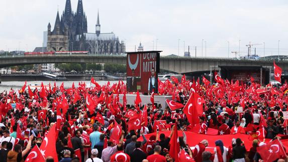 Gran manifestación a favor de Erdogan en Alemania