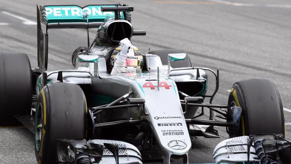 Golpe de autoridad de Hamilton ante el público de Rosberg