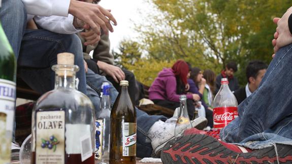 Las universitarias que hacen botellón son ansiosas y los chicos impulsivos