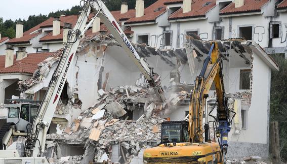 Comienza el derribo de 214 viviendas de Cantabria ilegales desde 2007