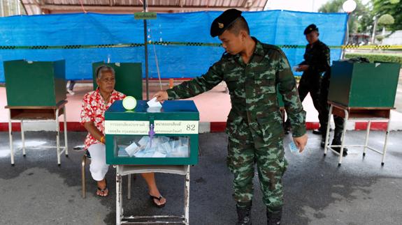 Tailandia acepta la Constitución propuesta por la junta militar