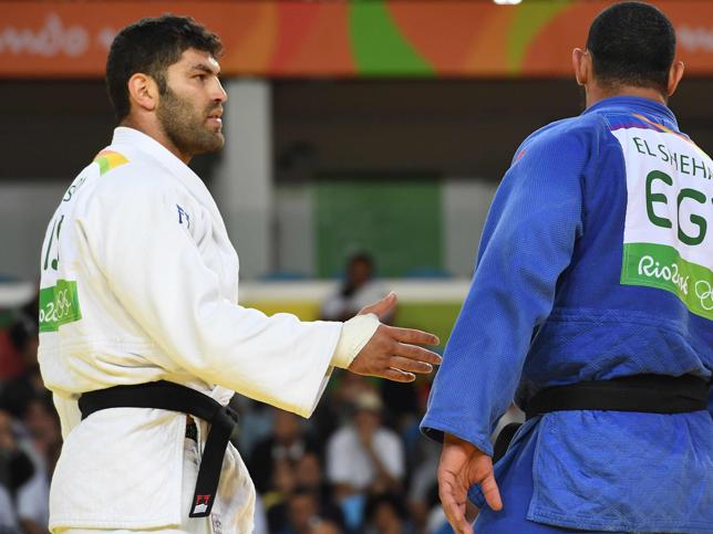 Un judoca egipcio niega el saludo a otro israelí