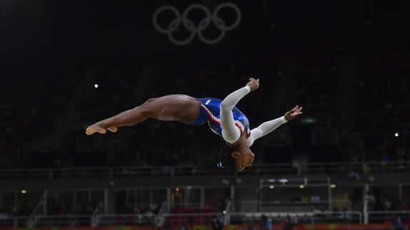 Biles y Raisman, a años luz