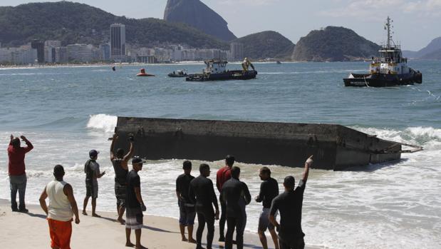 Se hunde en el mar la plataforma de salida de la prueba de aguas abiertas