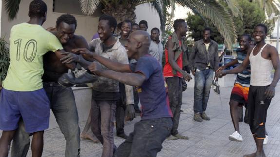 Unos cuarenta inmigrantes entran en Melilla tras un salto masivo