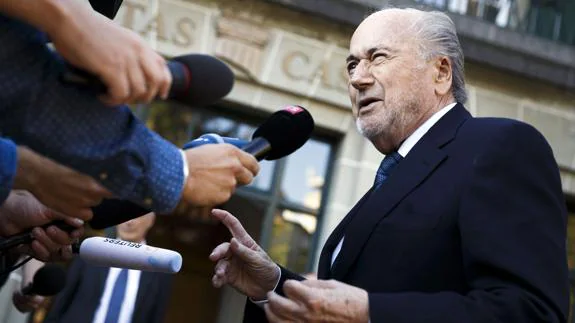 La FIFA investiga a Blatter y Valcke por «enriquecimiento personal»