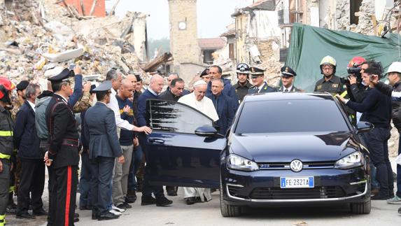 Visita sorpresa del Papa a Amatrice, el pueblo devastado por el terremoto de Italia