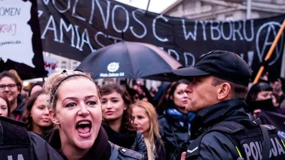 Las protestas masivas tumban la iniciativa para prohibir el aborto en Polonia