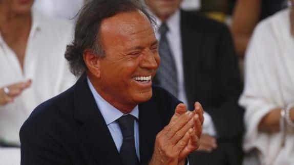 Julio Iglesias dona sus vaqueros a una subasta en favor de los refugiados