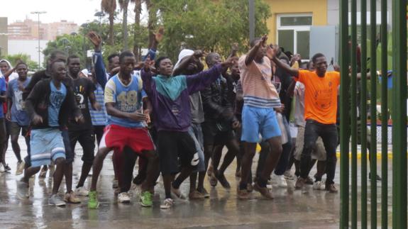 Unos 400 inmigrantes intentan entrar en Melilla por la valla y unos cien logran pasar