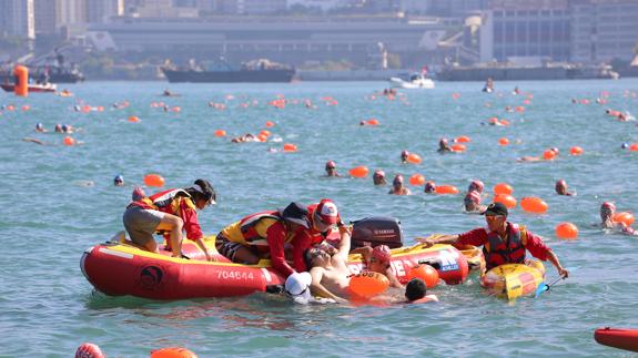 Muere ahogado un nadador durante la travesía del puerto de Hong Kong