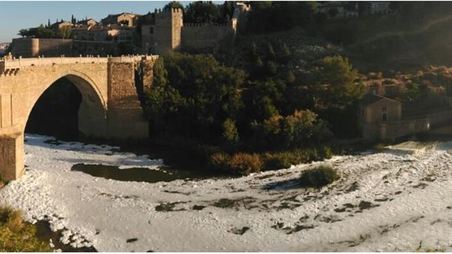 Un vertido llena de espumas el río Tajo a su paso por Toledo