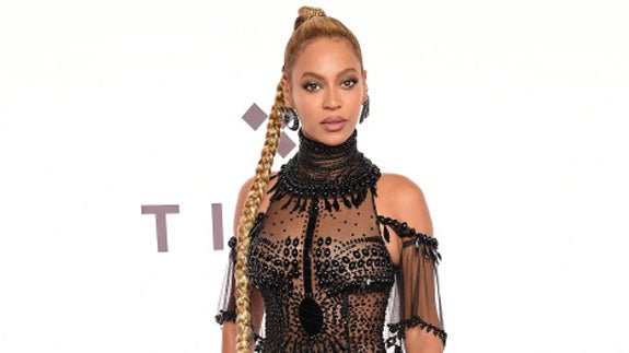 Beyoncé reta con su vestido a Carolina Herrera