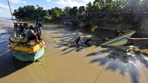 Al menos 41 muertos en un naufragio de un barco de pasajeros en un río de Birmania