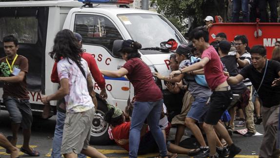 Vehículos policiales atropellan a varios manifestantes en una protesta antiestadounidense en Manila