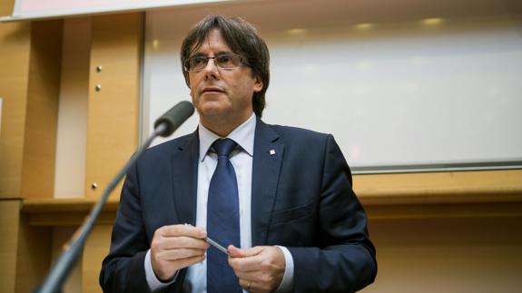 Puigdemont reclama una 'devolución de poderes' como la de Cameron a Escocia