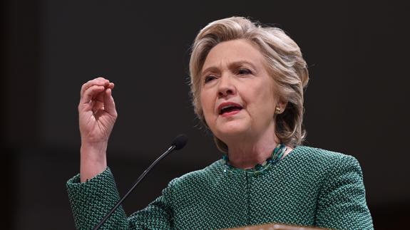 Hillary Clinton recorre estados clave impulsada por los sondeos