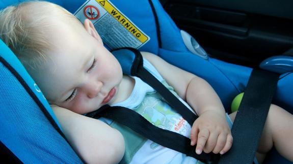 Sillas mal colocadas y cinturones flojos, los errores más comunes en la colocación de los niños en el coche