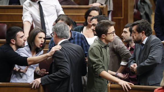 Villegas culpa a Podemos de las agresiones de los manifestantes a varios diputados