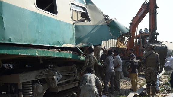 Al menos 20 muertos y 50 heridos por la colisión de dos trenes en Pakistán