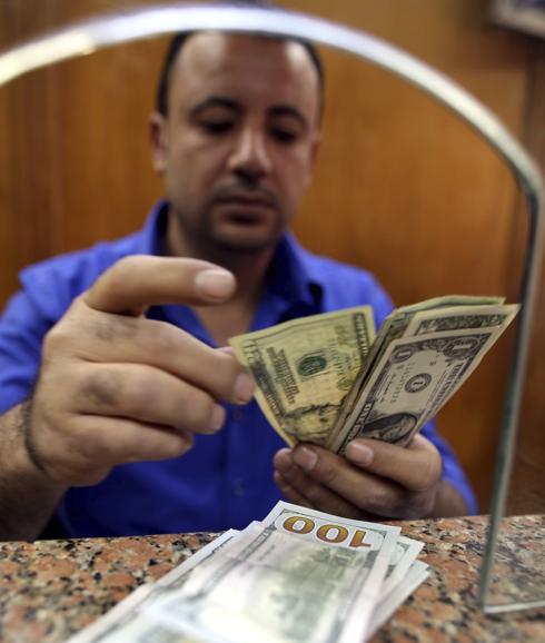 El banco central de Egipto anuncia que dejará fluctuar el precio de su moneda