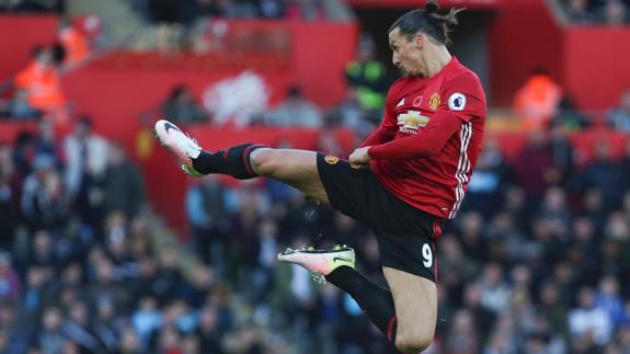 Ibrahimovic responde a las críticas con un doblete