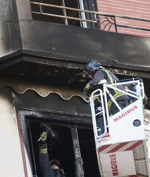 La Policía inspecciona el piso incendiado en Zaragoza en el que murió una menor