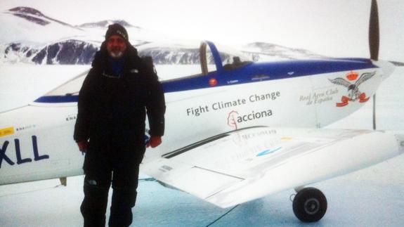 Un español cruza en avioneta la Antártida durante su vuelta al mundo por los polos