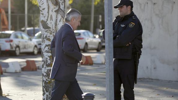 Varios testigos de las defensas tratan de sembrar dudas al tribunal de las tarjetas 'black'