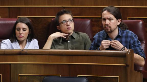 Podemos vuelve a plantar al Rey