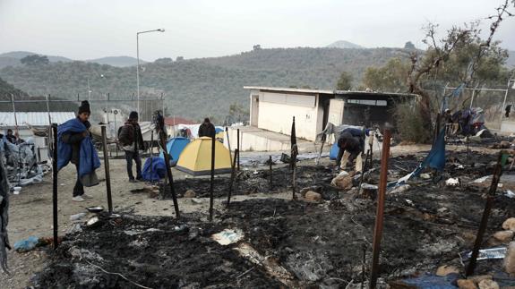 Dos refugiados muertos y dos heridos graves en un incendio en un campamento de Lesbos