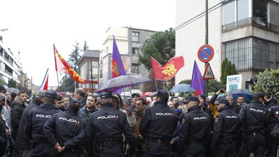 Incidentes entre castristas y anticastristas frente a la embajada cubana en Madrid