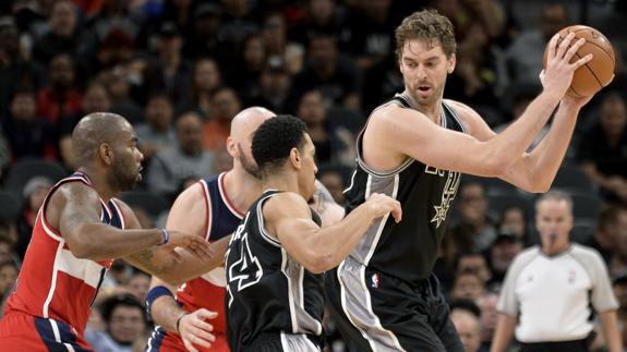 Pau Gasol, Ibaka, Mirotic y Willy disfrutan del triunfo