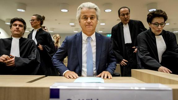 El ultraderechista holandés Wilders sigue escalando en los sondeos tras su condena