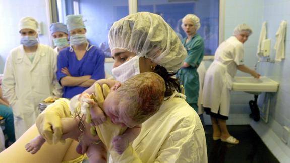 España registra de nuevo más muertes que nacimientos en el primer semestre del año