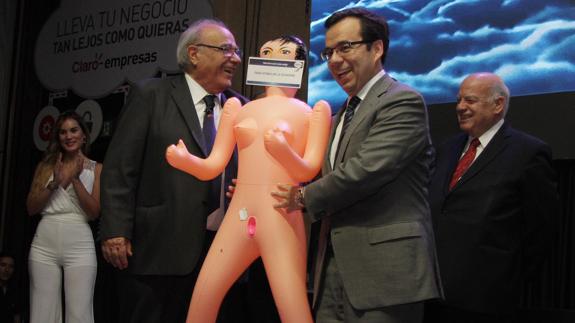 El regalo de una muñeca hinchable a un ministro desata en Chile una lluvia de reproches