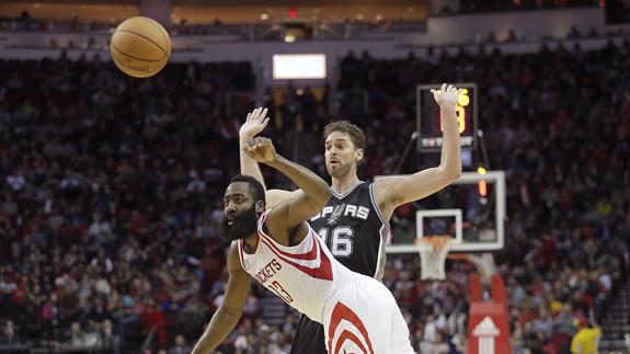 Pau Gasol firma un 'doble-doble' en la remontada de los Spurs