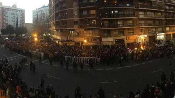 Mil valencianistas piden la marcha de Lim