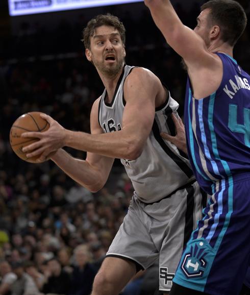 Pau Gasol y Ricky Rubio cumplen; Mirotic brilla ante los Raptors