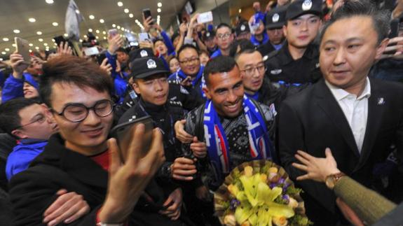 Tévez, el nuevo rey de China, levanta pasiones en Shanghái