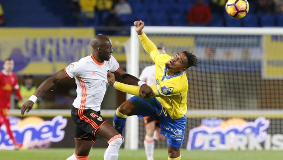 El Valencia cae en Las Palmas y no se aleja del descenso