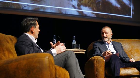 Dalmau y Pérez-Reverte, duelo a pluma y pincel ante la historia