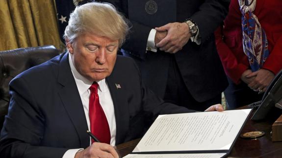 Trump firma órdenes para dar marcha atrás a la reforma financiera de Obama