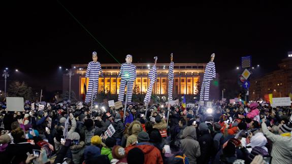 Nueva protesta masiva en Rumanía por la despenalización de la corrupción