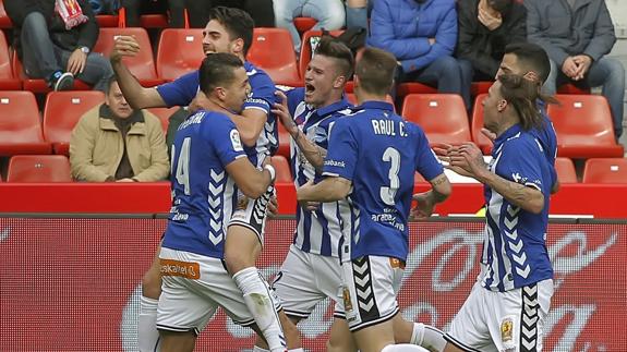 El Alavés hace sangre del Sporting