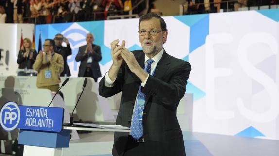 Rajoy no entra en la pugna Cospedal-Santamaría: «Confío en ellas, ¿por qué tengo que cambiarlas?»